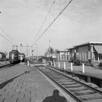 155082 Gezicht op de perronzijde van het N.S.-station Waddinxveen te Waddinxveen met een electrisch treinstel mat. 1946 ...